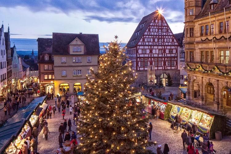 欧洲 五大圣诞集市在白雪纷飞的时候,当节日的彩灯照亮寒冷的冬夜,一