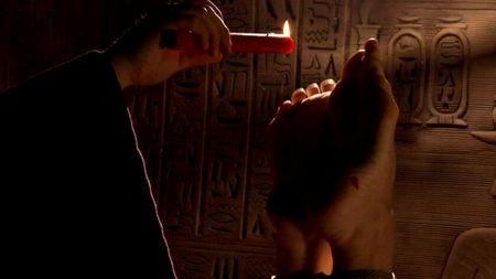 求此虐足电影,一个女的去金字塔,结果被抓了,有个人拿蜡烛滴她脚心
