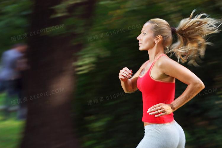在跑步的运动美女人物摄影高清图片