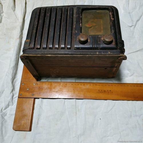 老式木壳收音机