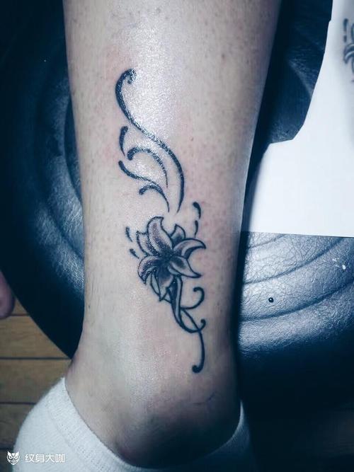小腿外侧小花纹身_纹身图案手稿图片_黑的的纹身作品集