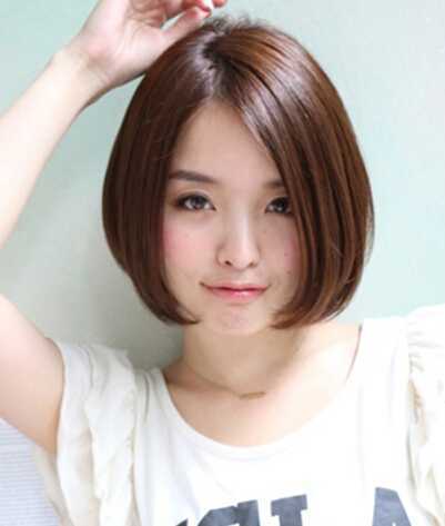 日系波波头短发十:及眉的齐刘海给人一种甜美可爱的感觉,齐耳的短发烫