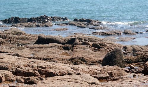 关键词:大海边的岩石 礁石 大海 海水 蓝天 自然风景 自然景观 摄影