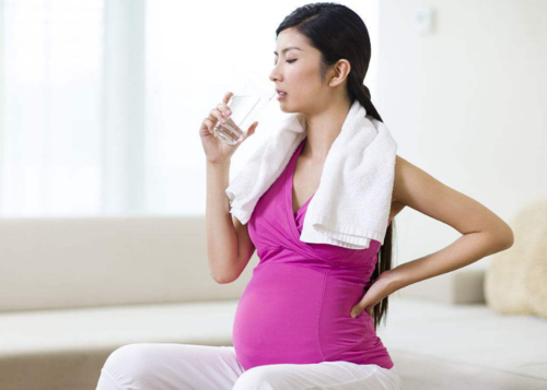 孕妇喝水大有讲究,喝不对伤胎,正确