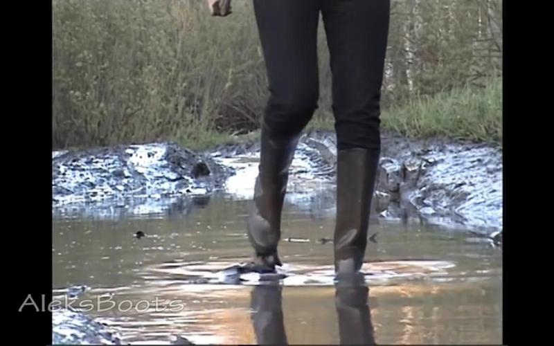外国女生穿高筒高跟雨靴马靴趟水踩泥