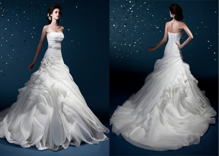 wang 的称号,真心希望中国能够出一位世界上可以数出名的婚纱设计师!