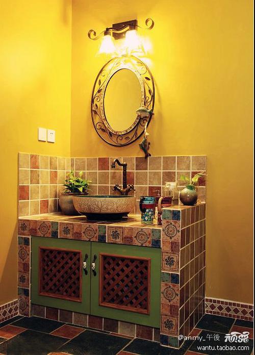 卫生间的洗手台是设计在外面的 壁灯的风格也是地中海的感觉