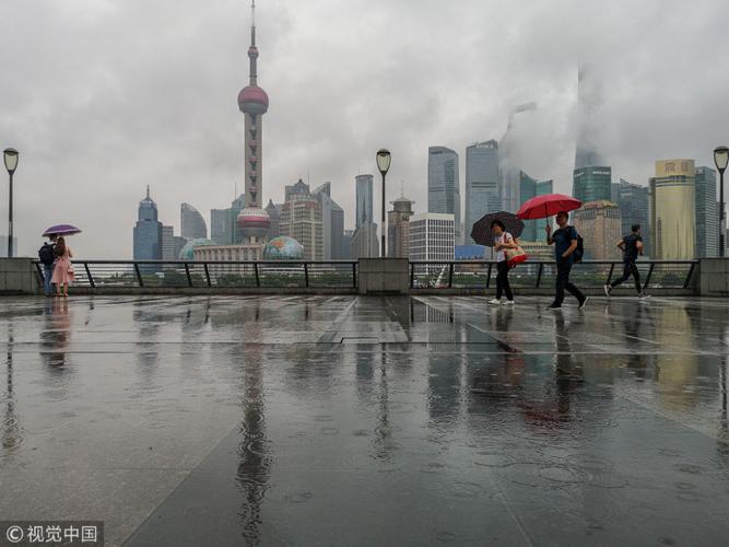 上海入梅迎大雨外滩雨雾缭绕景色旖旎
