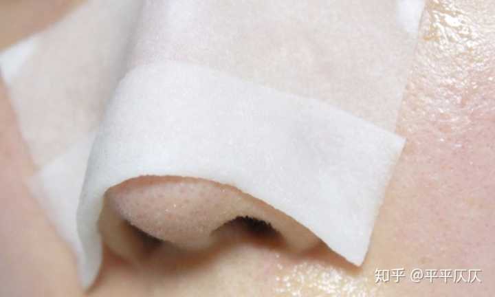 化妆棉用收紧毛孔的精华浸湿,湿敷10几分钟,让毛孔吸收完全,避免撕下