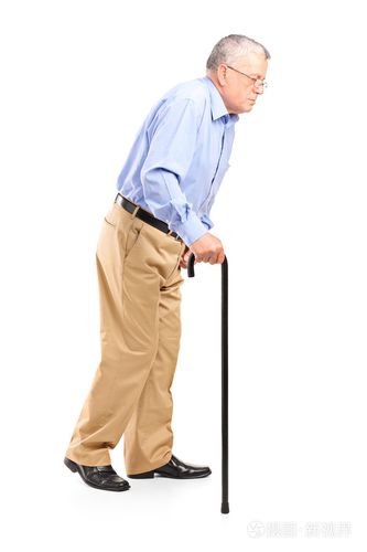 老人用拐杖行走
