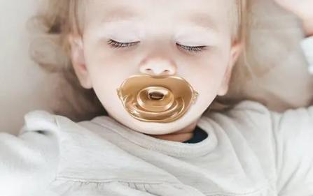宝宝在生活中总是爱吐舌头,不是模仿那么简单,父母不要忽视