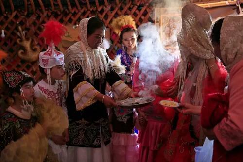 哈萨克族传统婚礼迎亲表演