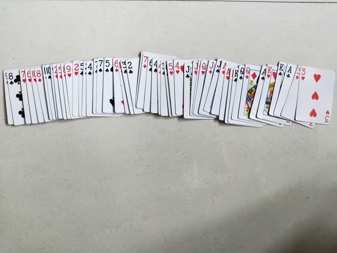 玩法三:花色接龙,选出大小王,其余扑克按照花色,有规律的进行接龙游戏
