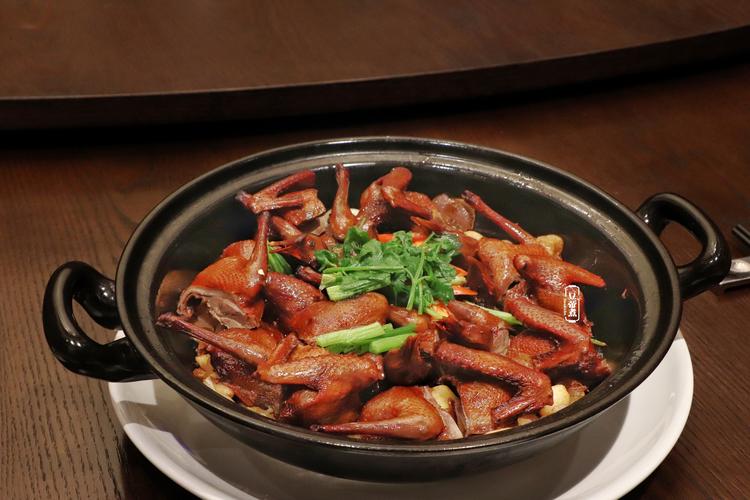 这是一道粤式做法的乳鸽,外脆肉香吃起来特别的带劲.