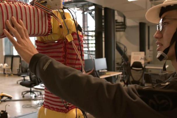 科学家通过编织毛衣让机器人有了触觉