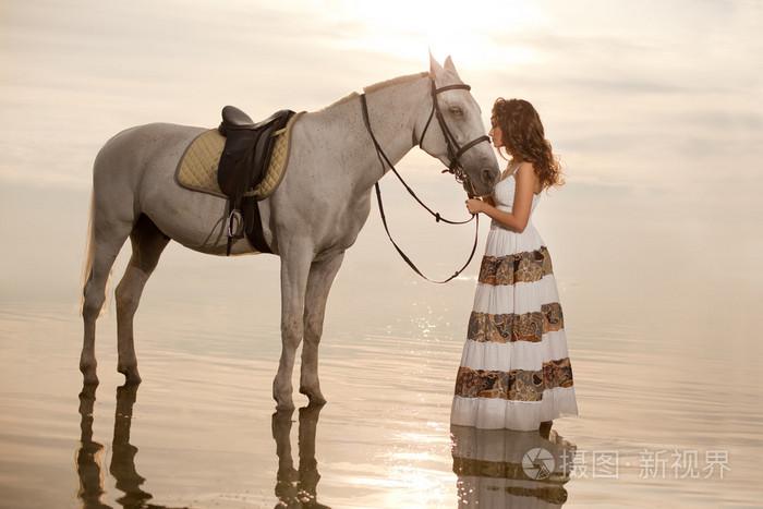 马背上的骑士,骑着匹马 b 上的女人照片-正版商