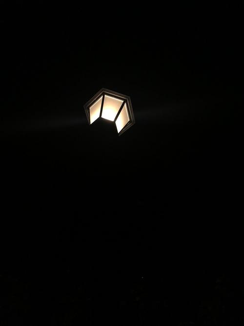 黑夜里的一盏路灯
