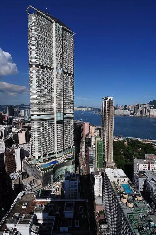 房子在香港尖沙咀一个叫名铸的摩天大楼住宅区,旁边就是维多利亚港.