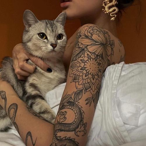 抱猫纹身美女酷炫风头像