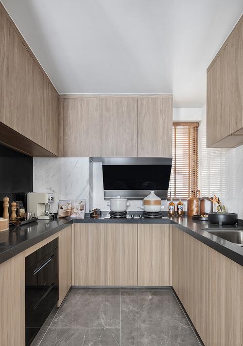 三居室现代简约厨房装修实景图片欣赏-94平米u型厨房橱柜设计效果图