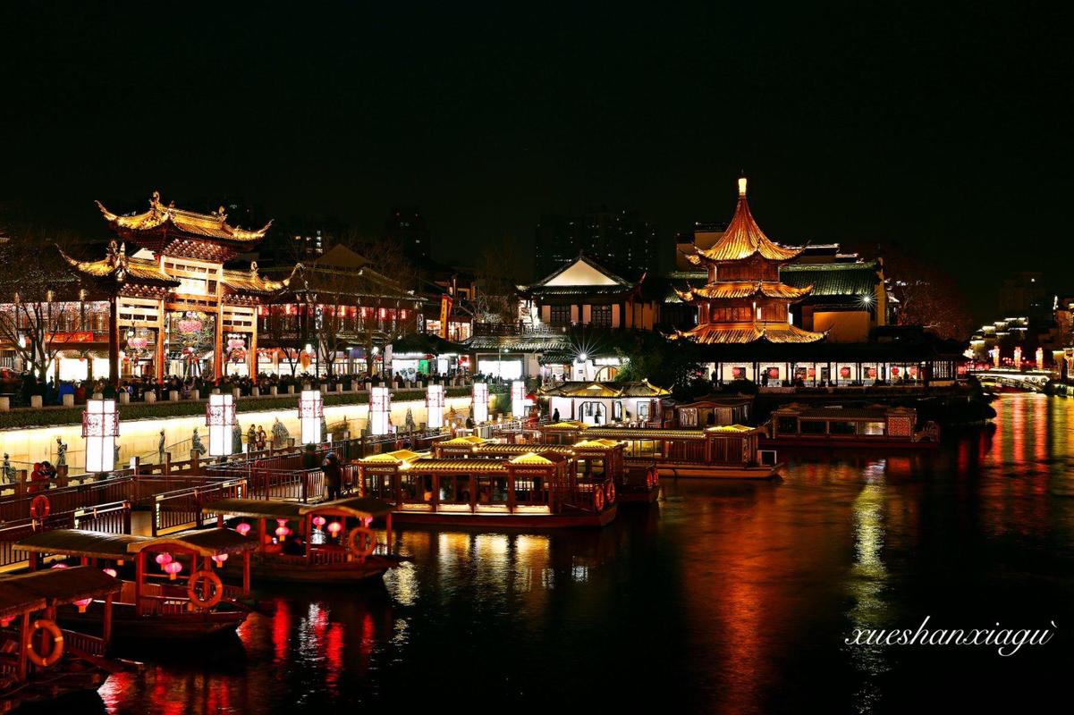 南京春节秦淮灯会,再现百年秦淮河畔,引上万游客前来赏灯