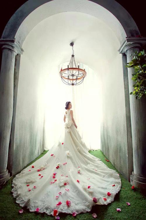 穿上洁白的婚纱,做最美的自己.
