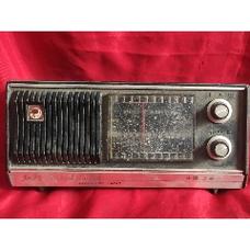 这是一台早期由.中国上海制造出品的《红灯》牌晶体管收音机,品如图.