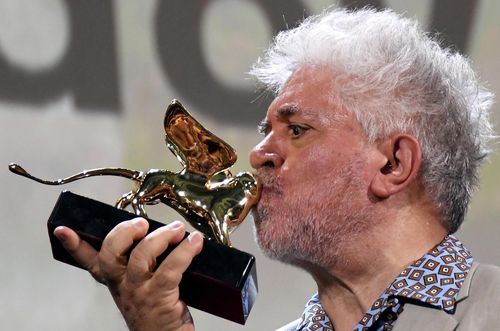 西班牙导演佩德罗阿莫多瓦获得威尼斯电影节终身成就金狮奖
