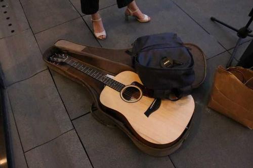 我会弹吉他,如何在街头卖唱,应该注意些什么?
