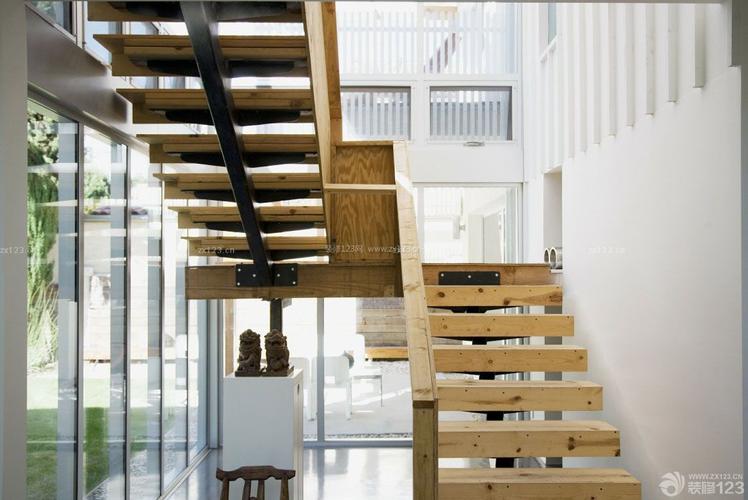 70平米小复式楼木楼梯装修效果图片欣赏