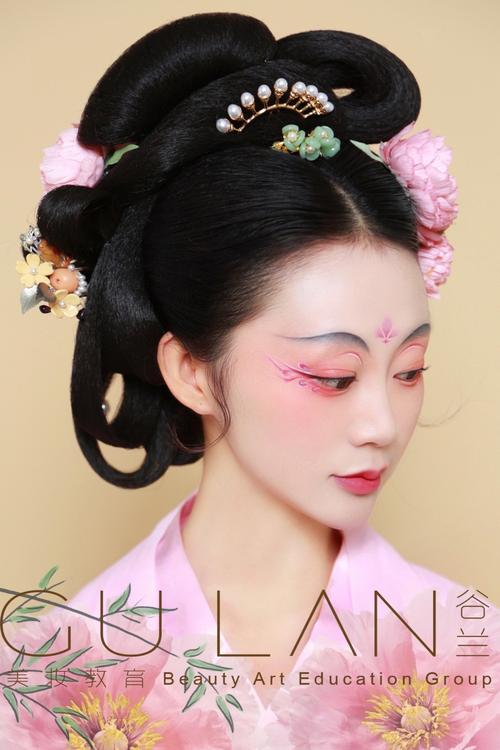 谷兰美妆教育频道的化妆造型作品《彩绘妆面古装造型》