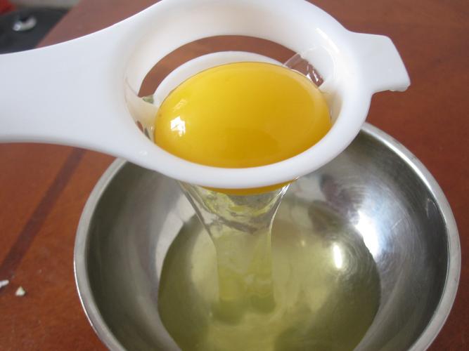 轻晃本品蛋清即可留下与蛋黄分离,蛋黄完整留在勺中央