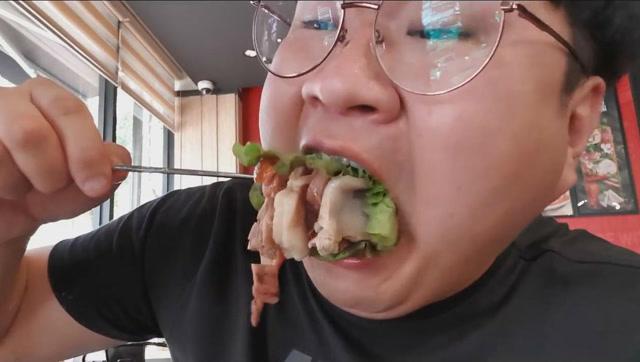 韩国吃货胖哥,吃荞麦凉面,白切肉,猪蹄肉,包饭,部队汤,大口狂塞啊