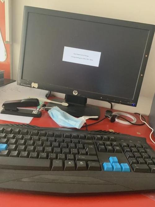 朋友叫人上门修电脑维修师傅没安好心看了一眼显示器坏了