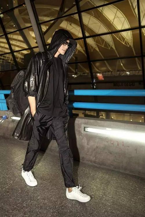 启程米兰时的机场look也酷拽到不行,一身黑衣脚踩白鞋超拉风.