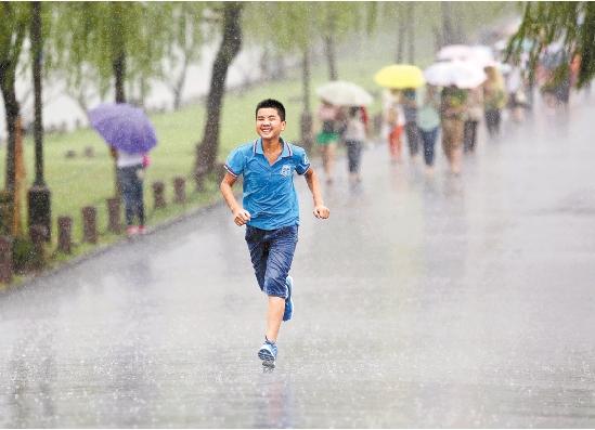图为一位少年在雨中奔跑浙江日报讯昨天10时左右,浙江浙中北部分地区