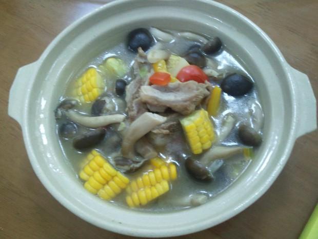 海鲜菇炖鸡汤