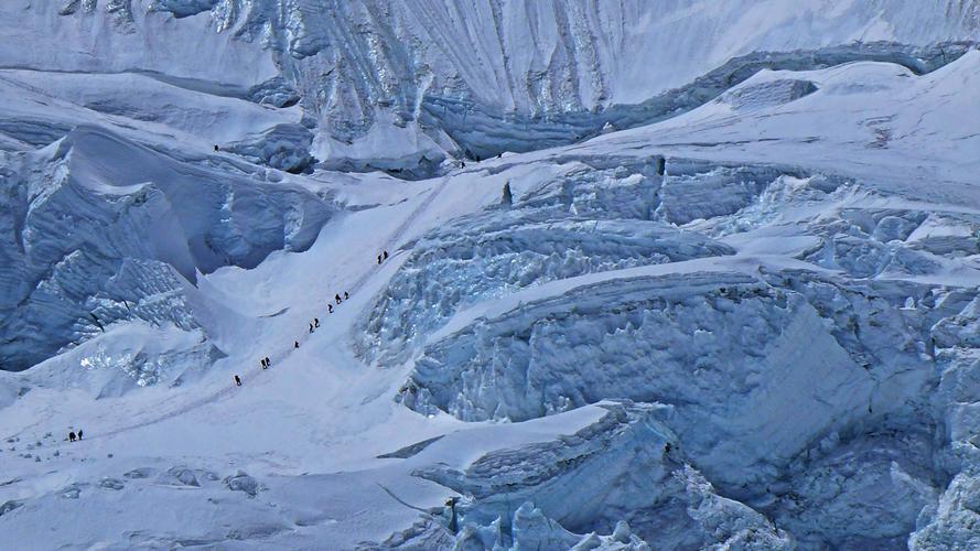 珠峰天险:海拔6700-7028米之间的北坳垂直冰壁,它是