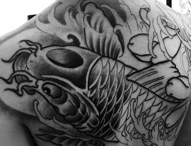 鲤鱼纹身图片满背线条