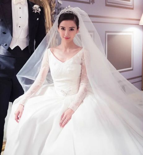 angelababy 杨颖当时的婚礼可以说邀请了大半个娱乐圈,而杨颖的婚纱