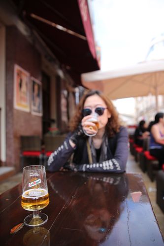 坐在路边酒吧,喝一杯啤酒