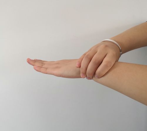 6,一只手握住另一只手的大拇指旋转搓擦,交换进行.