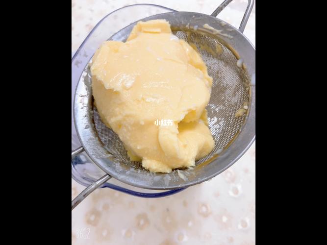 蛋糕没时间做没时间吃的将淡奶油打发过度直至油水分离真的出来黄油了