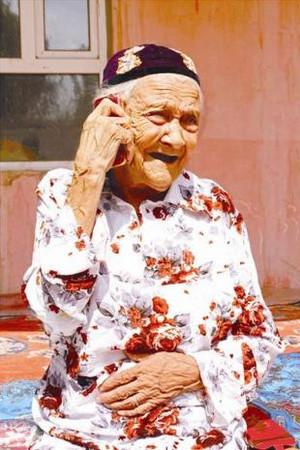 《中国最长寿老人阿丽米罕·色依提130岁,养生诀窍是做人做事很乐观