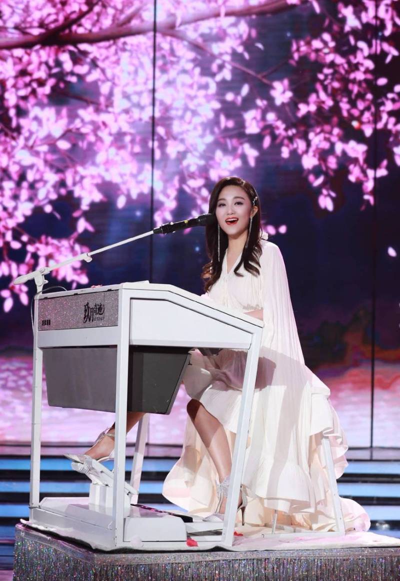 王小玮,中国内地女歌手,青年双排键(电子管风琴)演奏家,玖月奇迹成员.