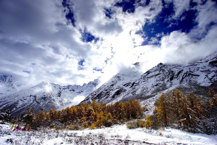 川西高原冬季旅游攻略冰川雪山温泉滑雪场共谱一曲冰与火之歌