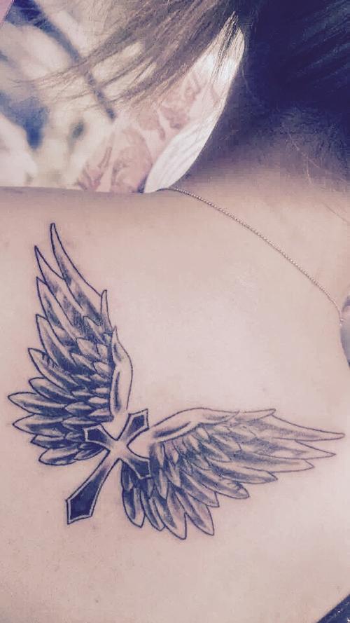 天津张小姐的背部十字架翅膀纹身图案