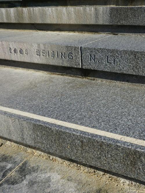 每一级台阶上都刻着历届夏季和冬季奥运会的火炬手名字