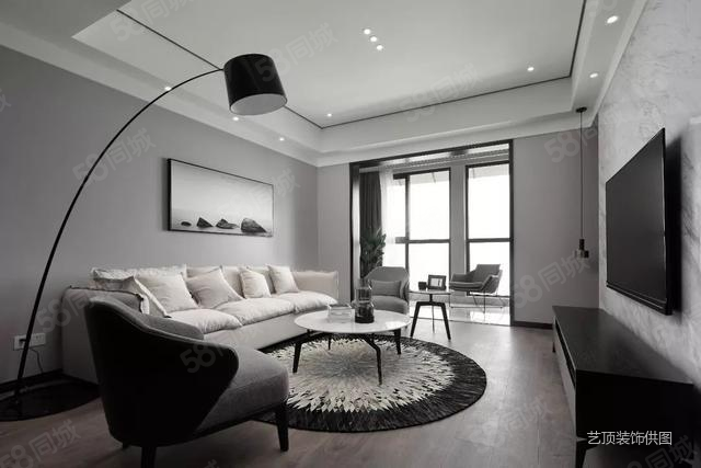 沙发墙是灰色调的墙面,挂上一幅黑白装饰画,一套米白色沙发,简单的