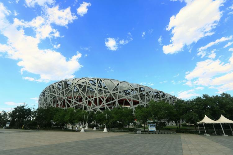 国家体育场简介:(鸟巢)位于北京奥林匹克公园中心区南部,为2008年北京